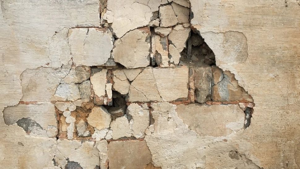 A început să-şi renoveze casa. Când a dărâmat un perete, a îngheţat! Ce era în spatele acestuia - FOTO