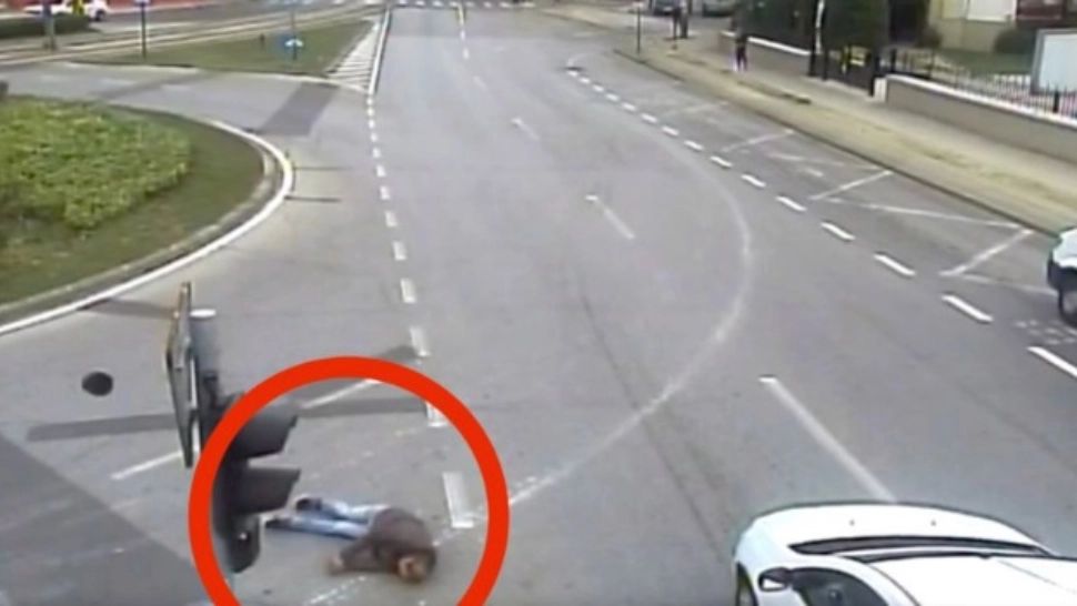 Un bărbat beat, SPULBERAT de o mașină, pe o trecere de pietoni din Timișoara, după ce a trecut pe roșu