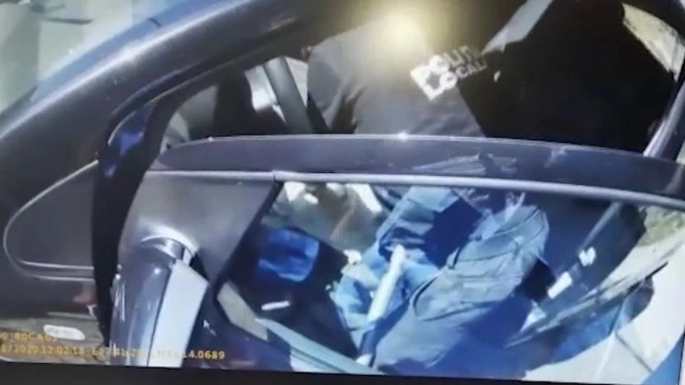 VIDEO| Polițist local din Bârlad pus să aspire mașina șefului, în timpul serviciului. Ce spune primarul