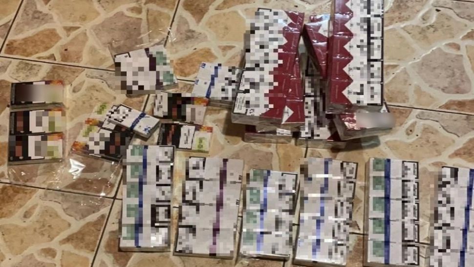 FOTO | Femeie de 61 de ani reţinută pentru contrabandă cu ţigări şi alcool, în Mureș