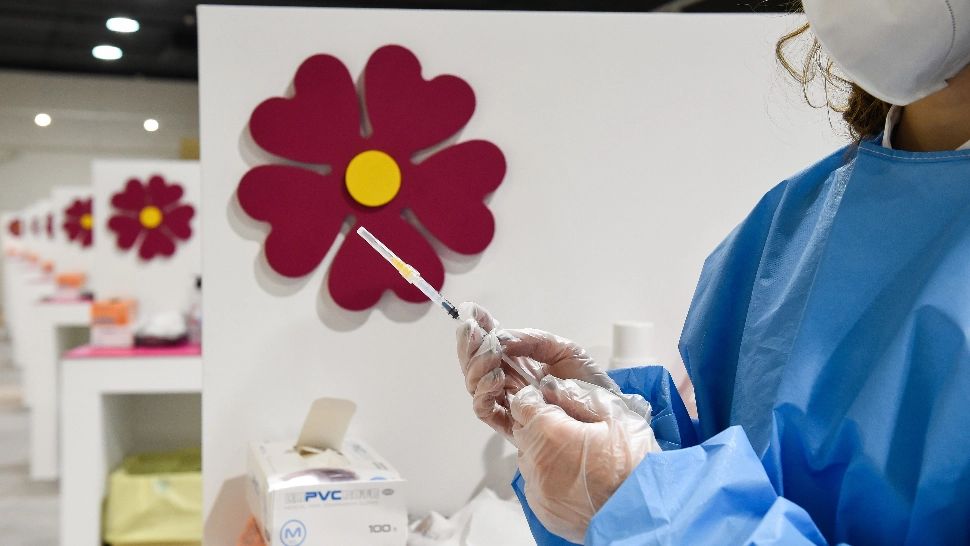 Vaccinarea și testarea ar putea fi OBLIGATORII. Cine riscă să fie DAT AFARĂ dacă nu se vaccinează