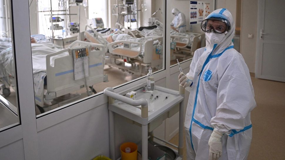 Mii de lucrători medicali din spitalele din New York, nevaccinați anti-COVID, pe punctul de a fi CONCEDIAȚI. Termenul dat de autorități a EXPIRAT