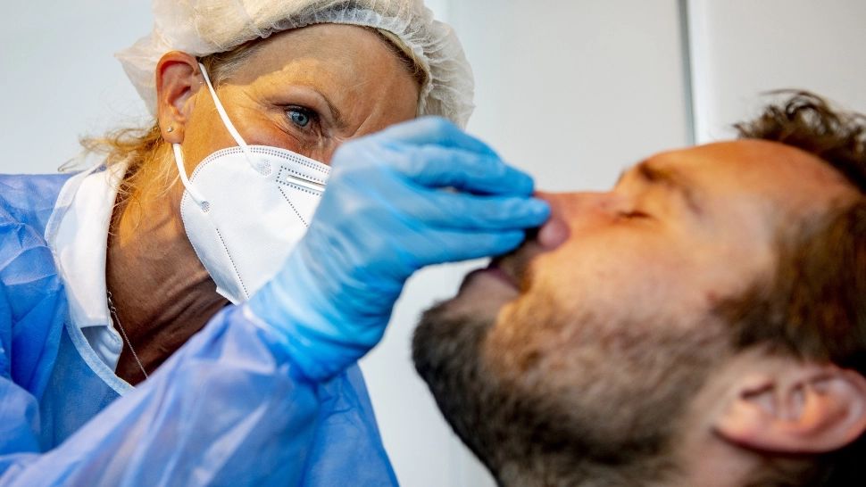 Caz extrem de rar în Cehia: A suferit de o scurgere cerebrală timp de 9 luni după administrarea unui test de depistare Covid-19