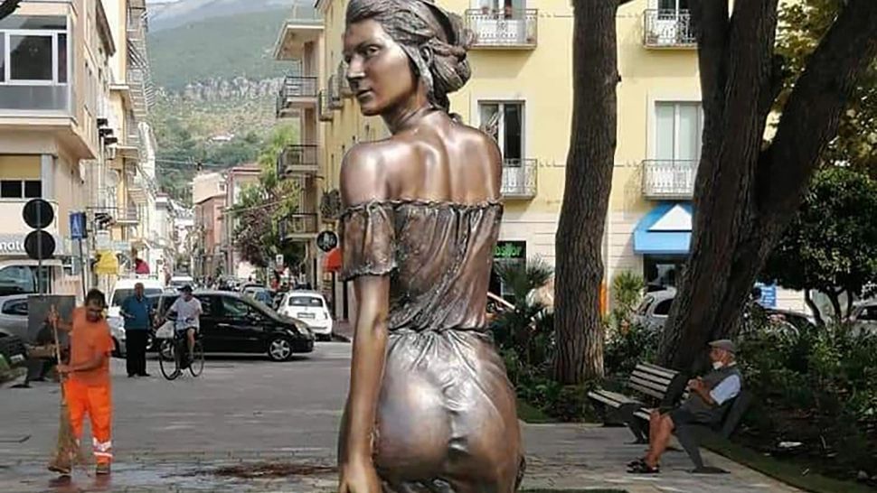 VIDEO Scandal în Italia din cauza unei statui îmbrăcate sumar
