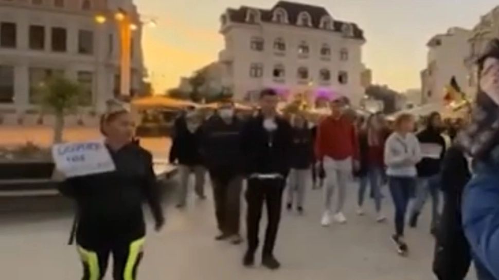 VIDEO Proteste față de certificatul COVID la Constanța, cu sute de oameni și artificii