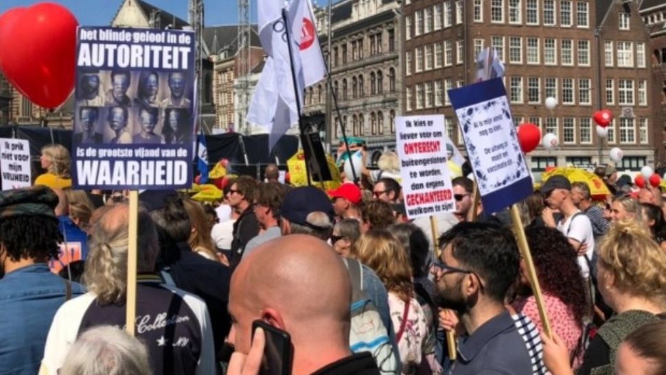 FOTO + VIDEO | Protest de amploare la Amsterdam împotriva restricţiilor COVID-19