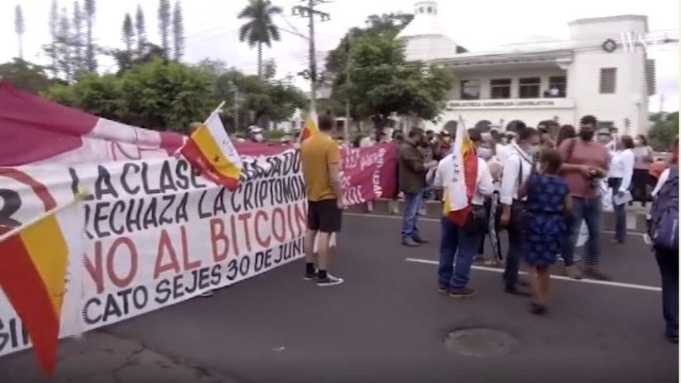 VIDEO | Proteste VIOLENTE în El Salvador după ce bitcoin a devenit monedă oficială