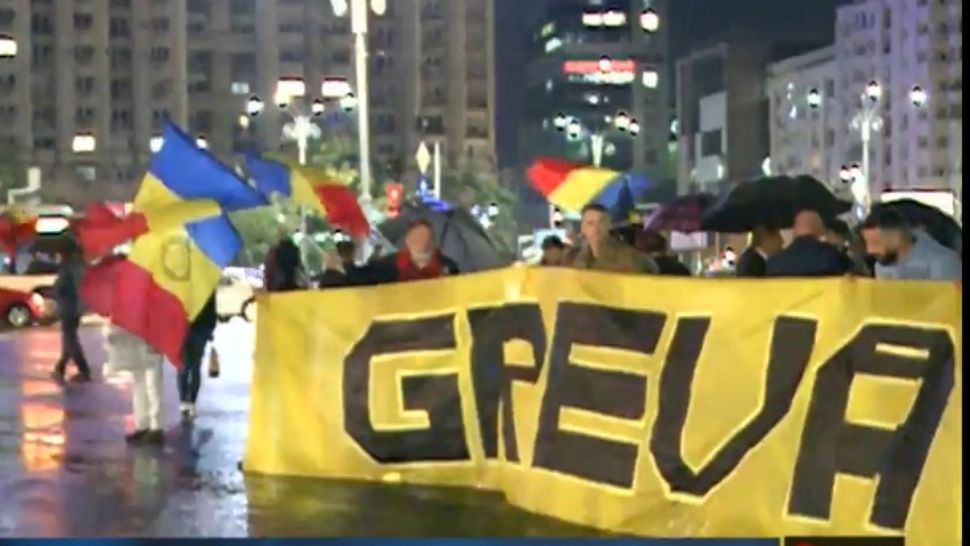 PROTEST la Guvern împotriva certificatului verde: Zeci de persoane s-au strâns în Piața Victoriei