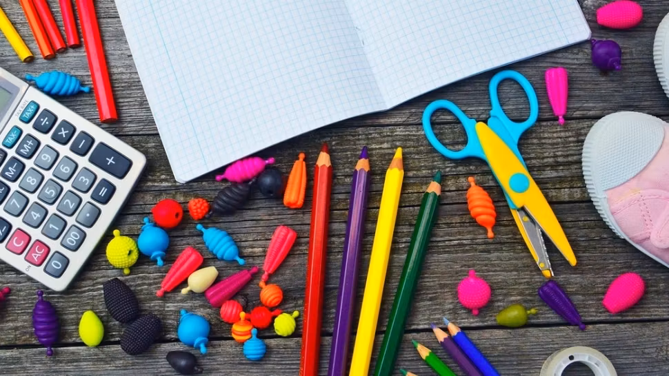 Protecția Consumatorului, sfaturi pentru părinți: la ce trebuie să fie atenți când cumpără uniforme și rechizite 