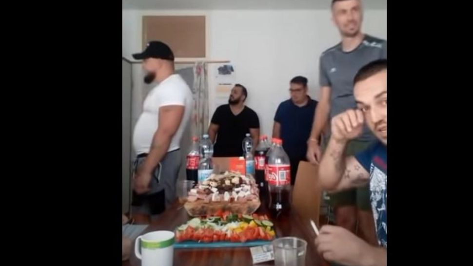 La închisoare, ca acasă, pentru infractorii români din Austria. Chef uriaş cu manele şi bunătăţi transmis în direct din închisoare