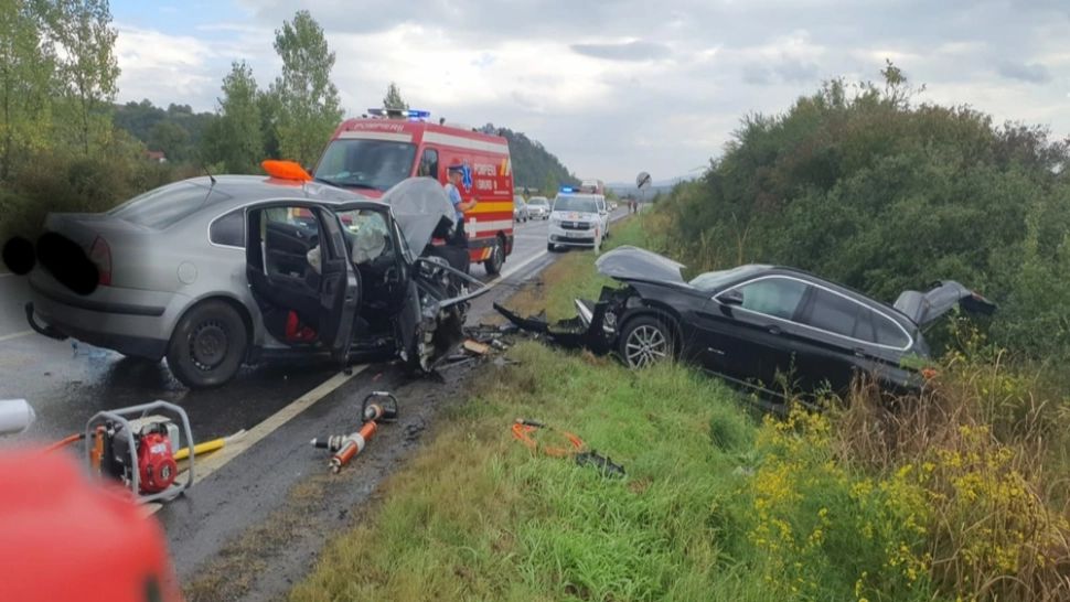 FOTO Accident grav, în Sălaj: 4 victime, după ce 2 autoturisme s-au lovit frontal