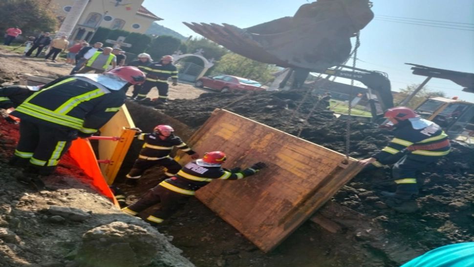 FOTO | Muncitor prins sub un maldăr de pământ, în Mureș. A intervenit elicoperul SMURD