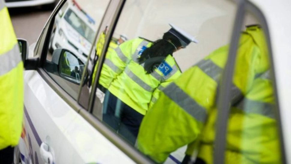 VIDEO | Scene șocante, în Satu Mare. Un șofer a traversat toată localitatea cu spatele. Ce măsuri au luat polițiștii