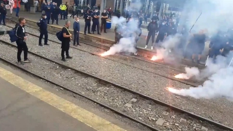Scene șocante la Gara de Nord, din București: scandal între jandarmi și ultrași