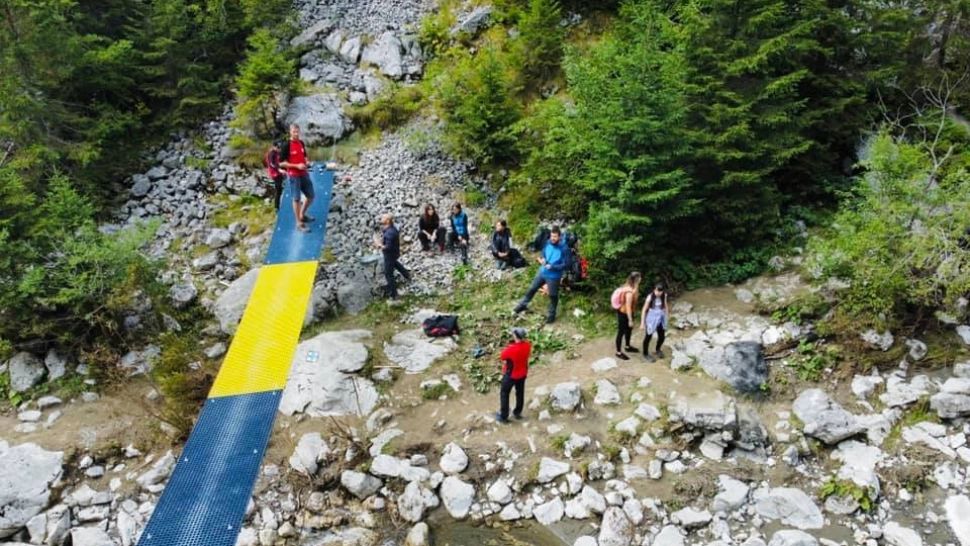 FOTO + VIDEO | Salvamontiştii din Bucegi au reparat singuri podurile rupte de viituri. Banii de la Guvern au întârziat să apară