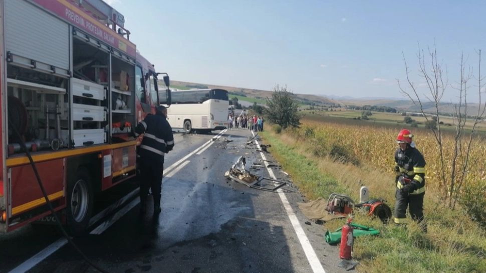 Accident grav, în Sibiu. 2 victime, în urma unui impact violent dintre un autocar și o mașină - Trafic blocat