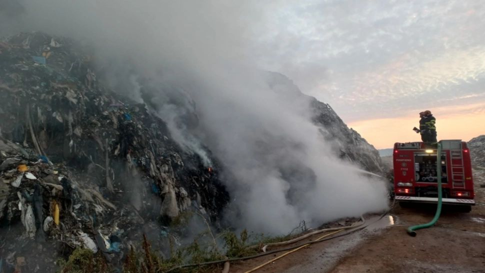 FOTO | Incendiu de amploare la o groapă de gunoi din Sighişoara. A fost emis mesaj RO-ALERT 