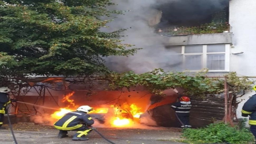 FOTO + VIDEO | UPDATE: Explozie puternică la parterul unui bloc din Satu Mare. O persoană a fost grav rănită 