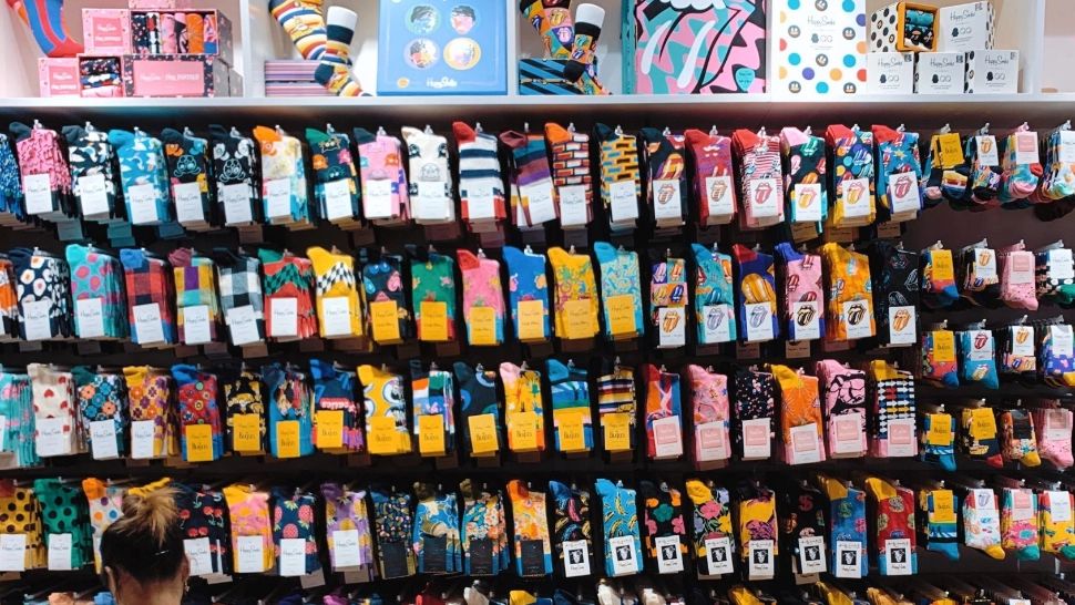 Nume grele din industrie, acuzate că au folosit materiale TOXICE la fabricarea șosetelor pentru BEBELUȘI