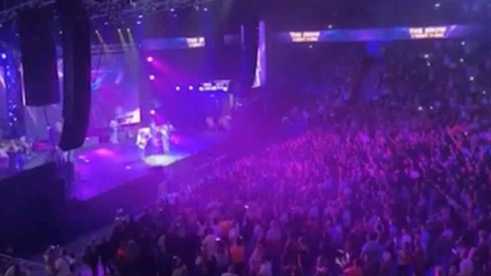 VIDEO La un pas de scenariul roșu COVID, Cluj Napoca a găzduit un concert cu mii de oameni. În București, un eveniment similar a fost amânat