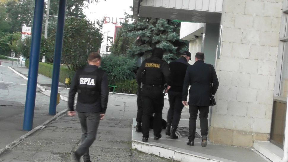 Patru polițiști de frontieră și un transportator auto, cercetați pentru corupere pasivă în plină pandemie