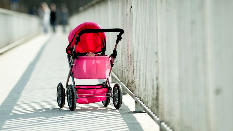 La un pas de tragedie: O mamă neatentă și un cărucior căzut 3 metri în gol