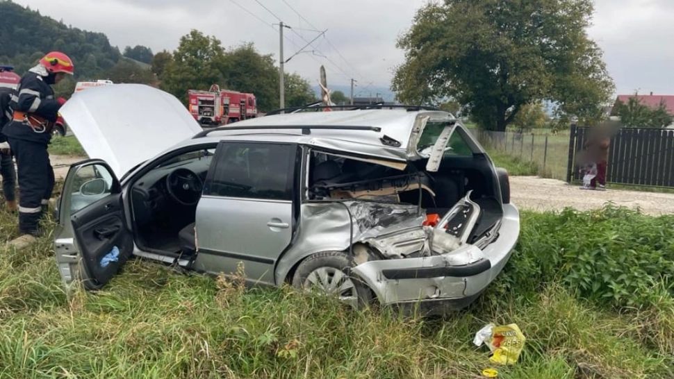 FOTO Mașină lovită de tren, în Suceava: 2 victime