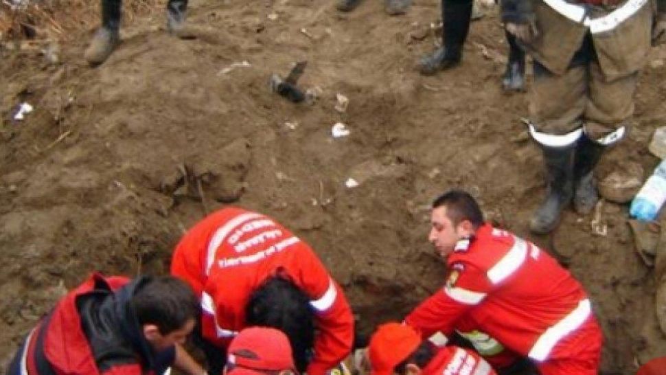 Accident tragic într-o fermă din Suceava. 2 bărbați au murit, după ce un canal pentru dejecții s-a surpat