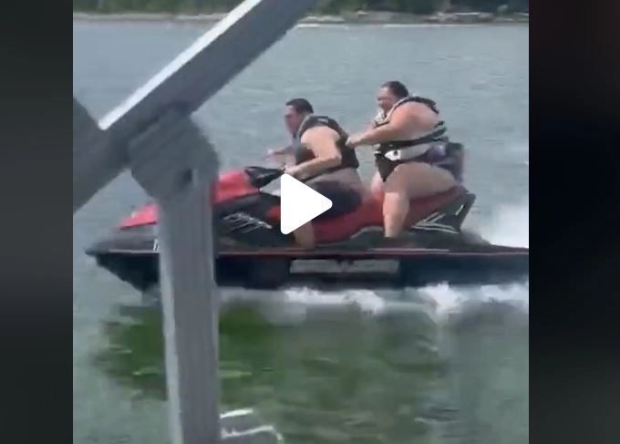 VIDEO – Scuterul a cedat sub greutatea a doi pasageri supraponderali – Din fericire n-au pățit nimic, însă imaginile au devenit virale