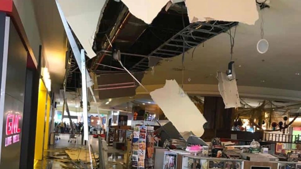 FOTO | VIDEO La un pas de tragedie. Tavanul unui Mall din țară s-a prăbușit, sub ochii clienților