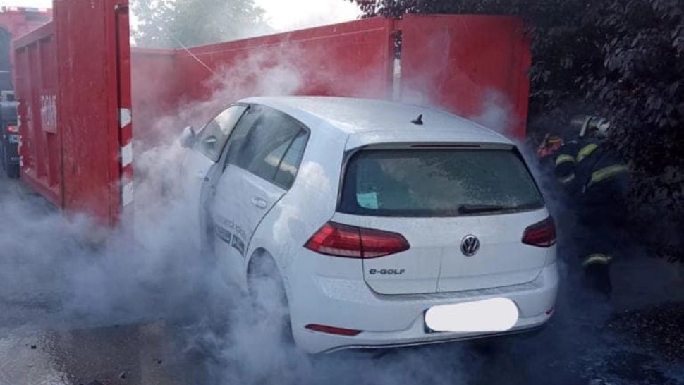 FOTO | Incendiu puternic în Timiș. Intervenție în premieră la o mașină electrică în flăcări