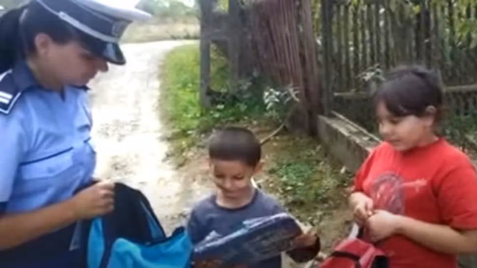 VIDEO | Polițiștii din Timiș au dăruit ghiozdane și rechizite copiilor săraci