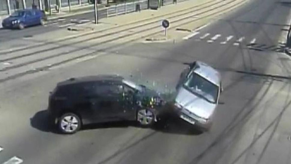 FOTO + VIDEO | Mașină răsturnată într-o intersecție din Timișoara, în urma unui impact violent. Șoferul vinovat, încarcerat