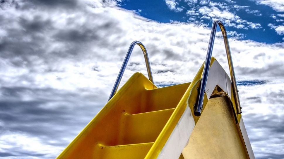 Caz tulburător, într-un parc din Caransebeș: copil de 4 ani, bruscat și aruncat de mamă pe tobogan