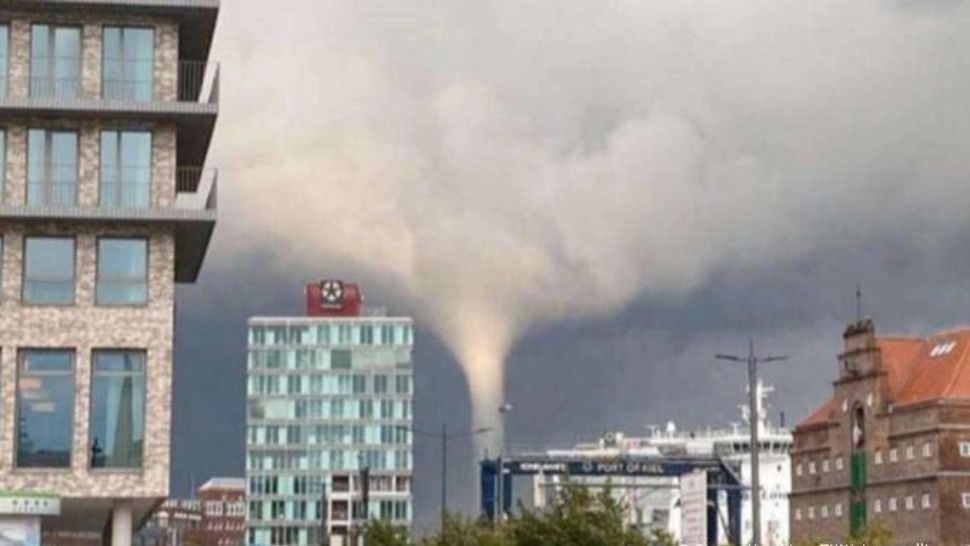 FOTO + VIDEO | O tornadă a făcut ravagii, în Germania. Cel puțin 7 răniți, acoperișuri smulse de vântul puternic