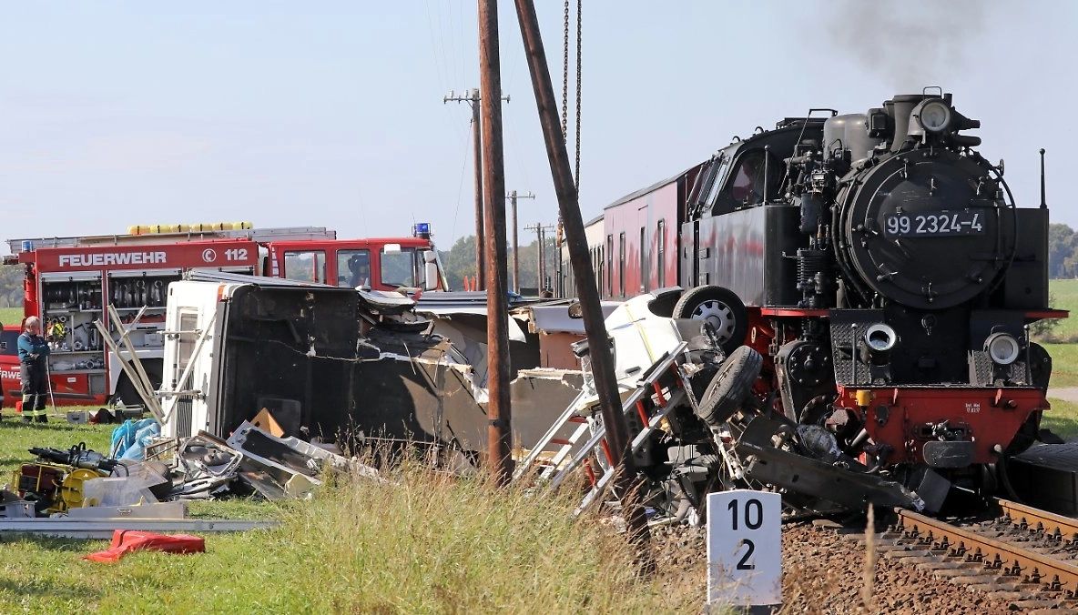 FOTO | 2 persoane în stare gravă, după ce o autorulotă s-a izbit violent de un tren de epocă, în Germania
