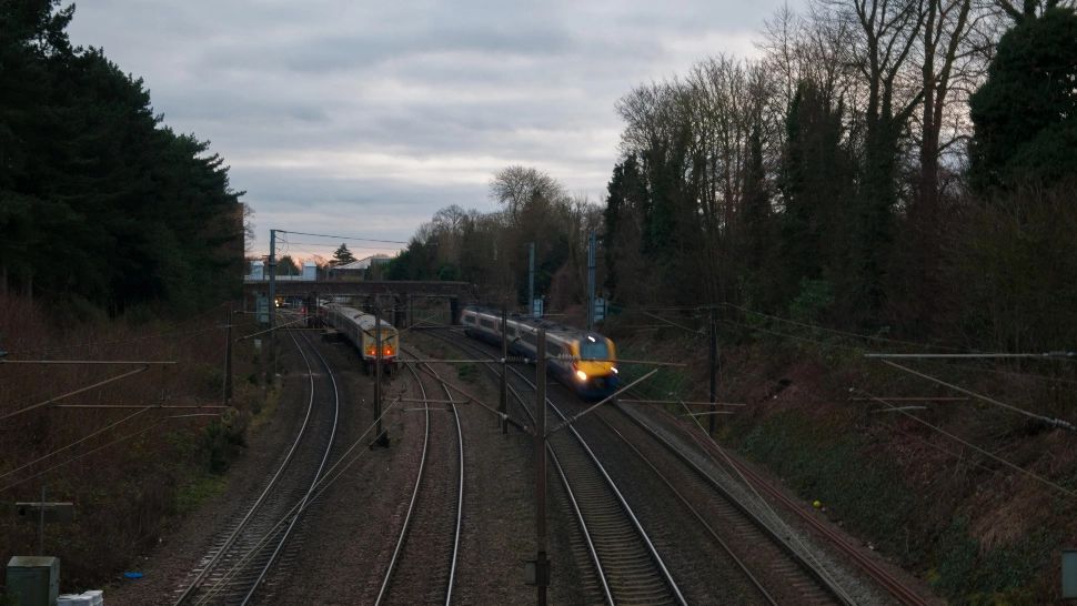 Mașină suspendată pe șinele de tren. Traficul feroviar către Brașov este blocat