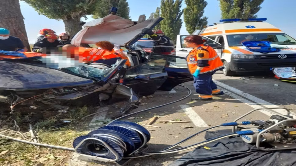 FOTO| Accident grav, în Tulcea. 2 victime, după ce mașina s-a izbit de un copac