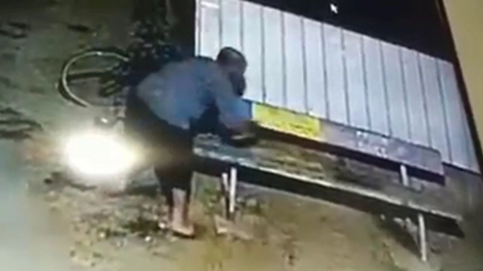 VIDEO | Un bărbat din Buzău, căutat de poliție după ce a stropit cu ulei ars o bancă 