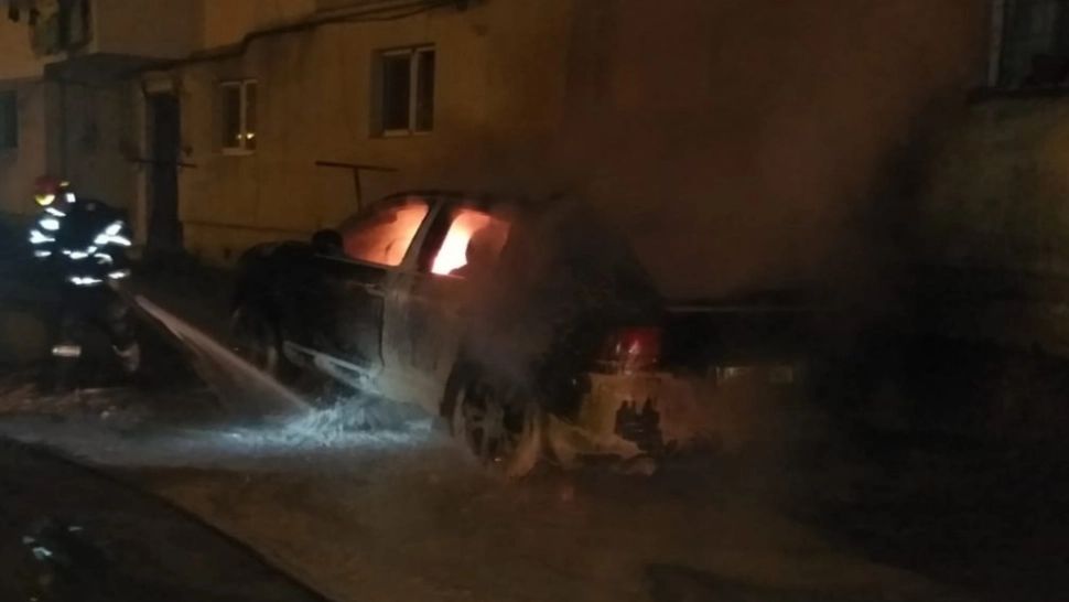 Mașină făcută scrum, în urma unui incendiu violent pe o stradă din Vaslui