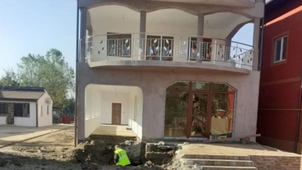 Vilă construită fără autorizație pe conducta de apă 