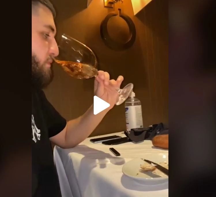 VIDEO – A vrut să impresioneze o fată la prima întâlnire și să se dea fin cunoscător de vinuri – Când să deguste din pahar, s-a întâmplat nenorocirea