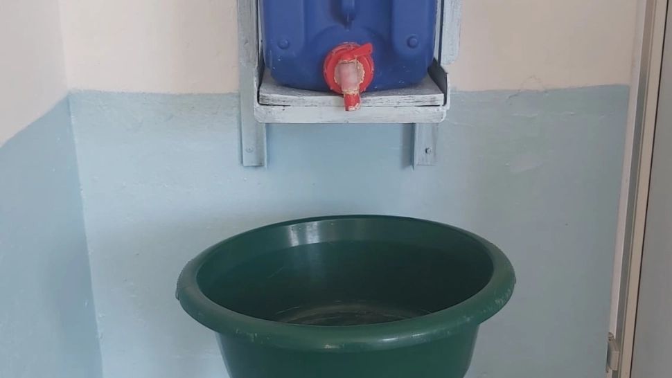 Chiuvetă improvizată descoperită de echipele de control într-o şcoală din Vrancea. Ce explicaţii a dat primarul localităţii