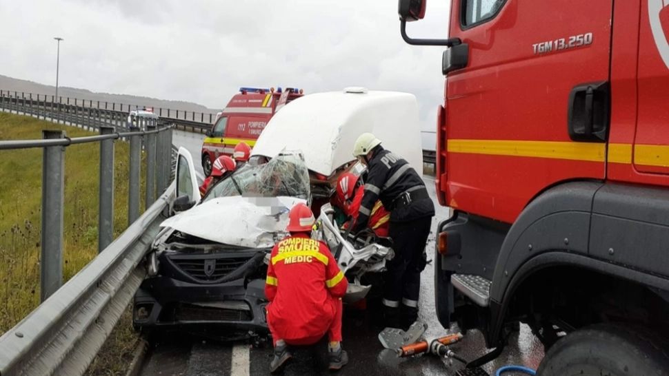 Accident GRAV pe A3! Un tânăr, rănit după ce s-a izbit cu maşina de un autotren