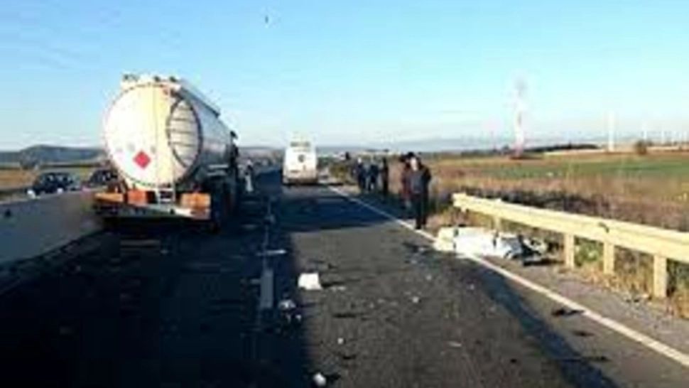 Accident rutier la Negoiești, Prahova. O cisternă GPL fără încărcătură a fost implicată/ 2 persoane, transportate la spital