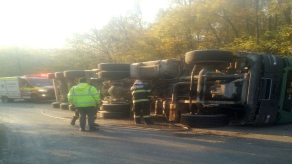 FOTO TIR răsturnat pe șoselele din Constanța. O persoana încarcerată