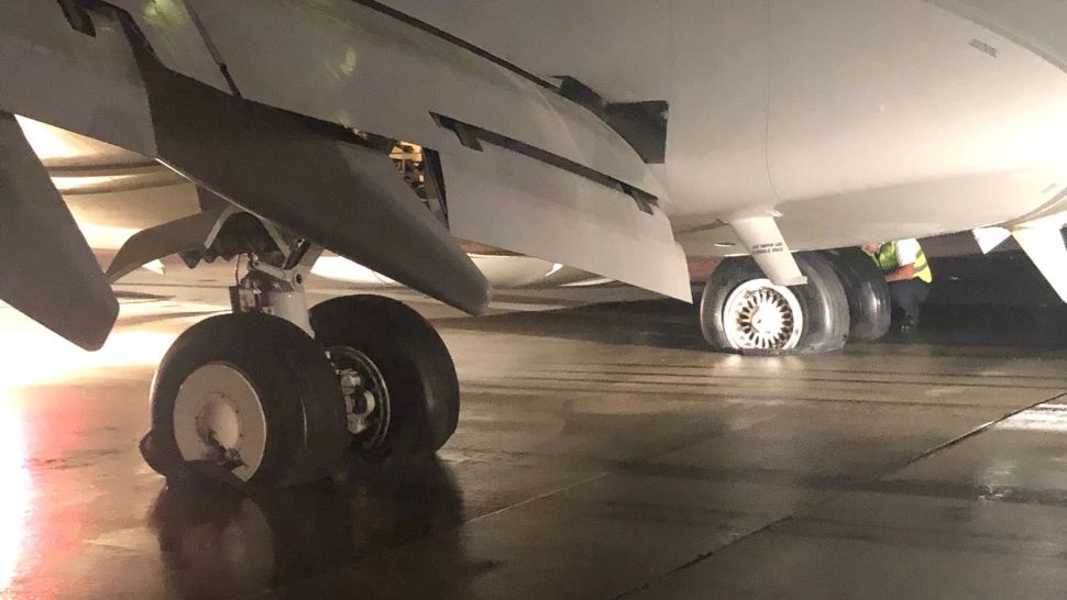 Incendiu pe Aeroportul din Cluj! A luat foc trenul de aterizare al unui avion cu peste 100 de pasageri - Traficul aerian, RELUAT - FOTO/VIDEO