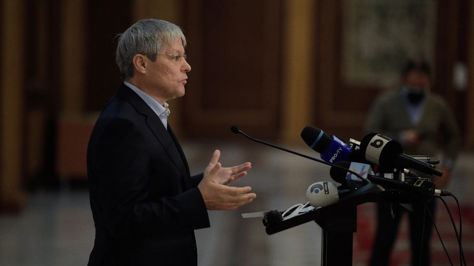 Pe cine mizează Cioloș să-și treacă guvernul prin Parlament: "Noi oferim un guvern pe masă"