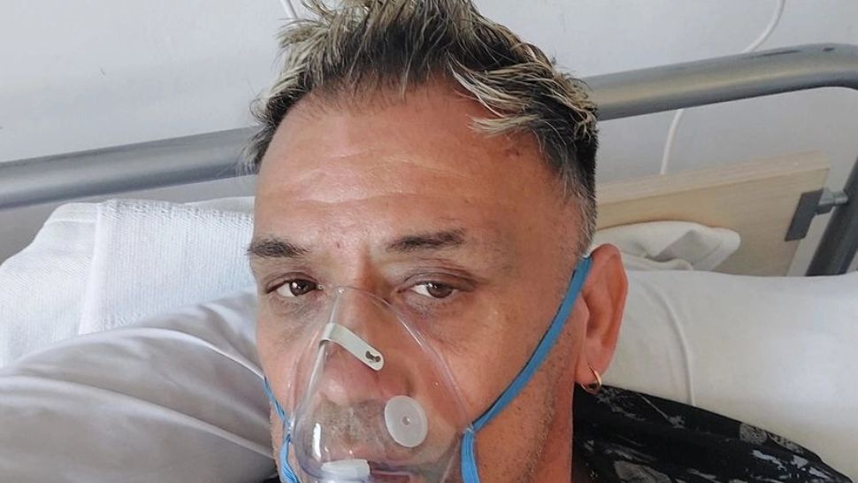 Un lider al protestelor anti-vaccin s-a infectat cu Sars-Cov-2 și regretă că nu s-a vaccinat - Mesajul său de pe patul de spital