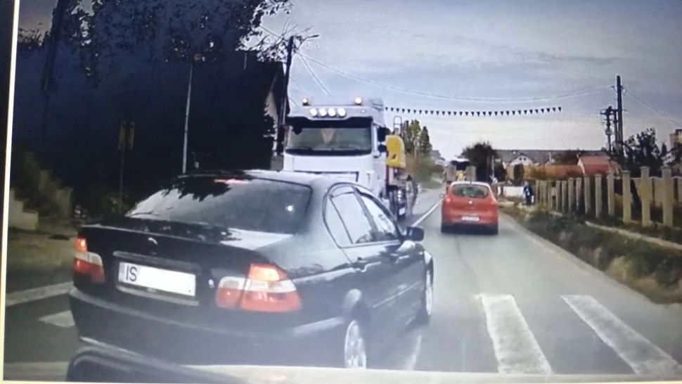 Depășire periculoasă! Cum a reușit un șofer să evite la milimetru un posibil DEZASTRU